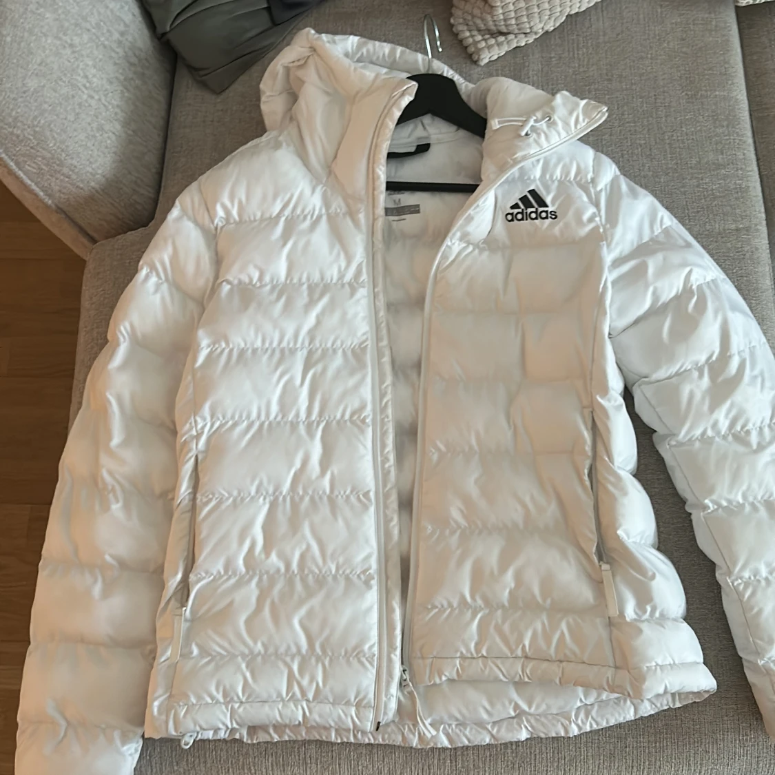 Vit pufferjacka från Adidas