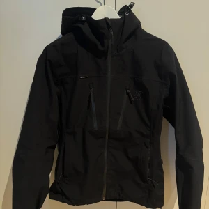 RevolutionRace jacka - Jacka från Revolution Race, väldigt fint skick (knappt använd)