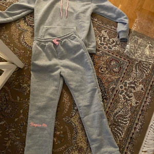 Synaworld tracksuit - Jättebra kvalitet synaworld tracksuit