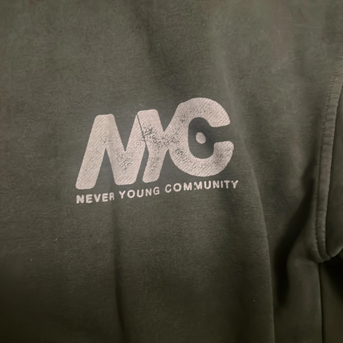 Grön sweatshirt från Never Young Community storlek s - 92