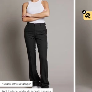 Svarta kostymbyxor - Helt nya kostymbyxor tog bort prislappen och sen insåg att jag har ett par likadana redan🥲 så tänkte jag säljer dom, dom är aldrig använda nypris 500kr säljer för 350kr❤️