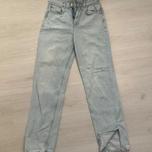 Ljusblå jeansbyxor - Säljer ett par ljusblå jeansbyxor med en klassisk femficksdesign. Byxorna har en rak passform och är tillverkade i denim. Perfekta för en avslappnad stil.