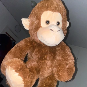 Apa gosedjur  - En söt och mjuk brun apa gosedjur med ljusare ansikte och öron.Passar bra som present eller dekoration i barnrummet.