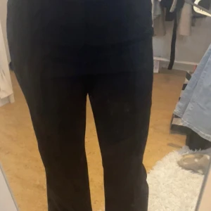 Svarta kostymbyxor  - Snygga svarta byxor med en tight passform. Köptes i fel storlek och har bara legat i garderoben då jag aldrig använt dem.