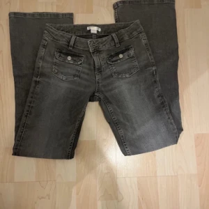 Grå jeansbyxor med fickdetaljer - Snygga grå jeansbyxor med unika fickdetaljer och knappar. Använt endast 1 gång❣️
