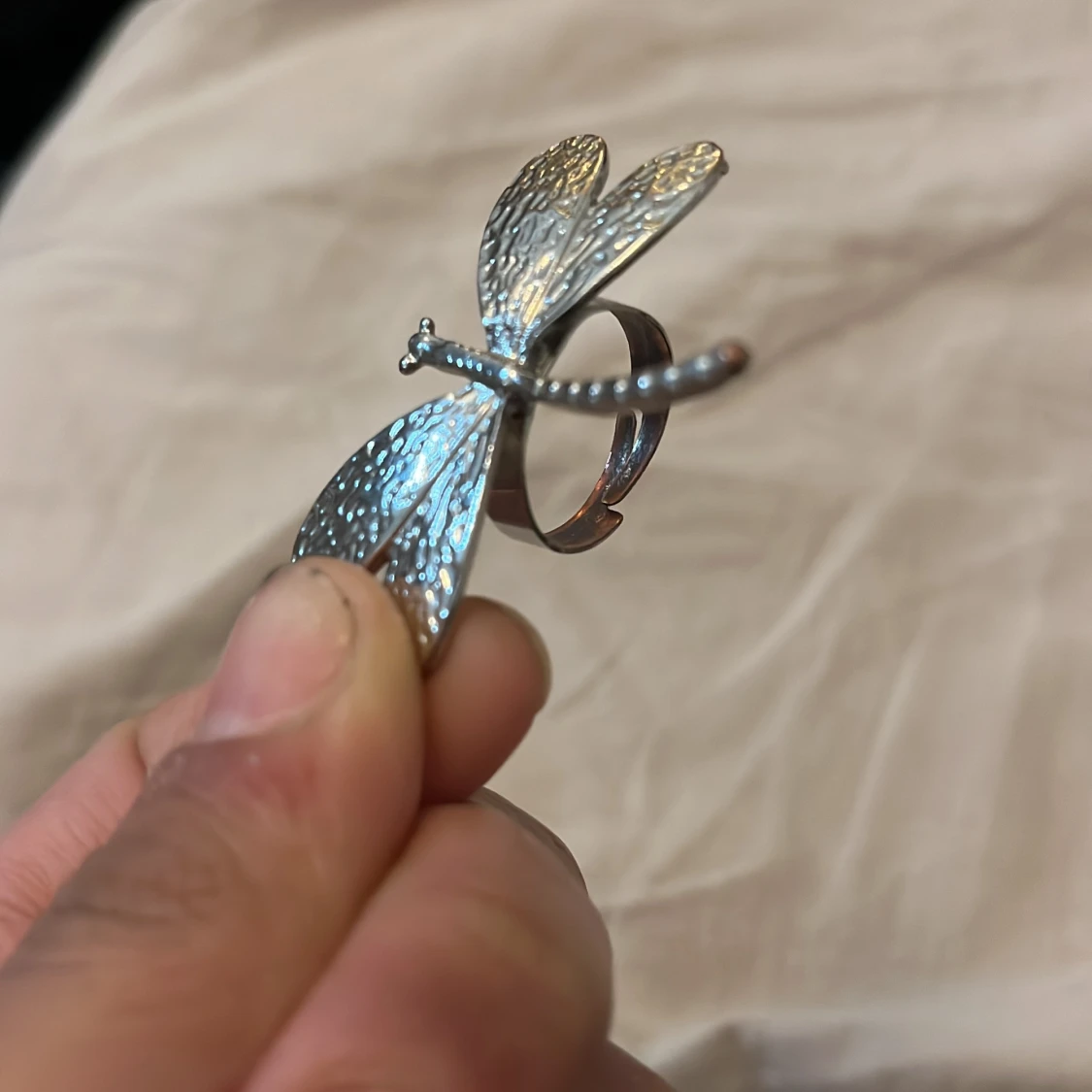 Silverfärgad ring med trollslända - 91