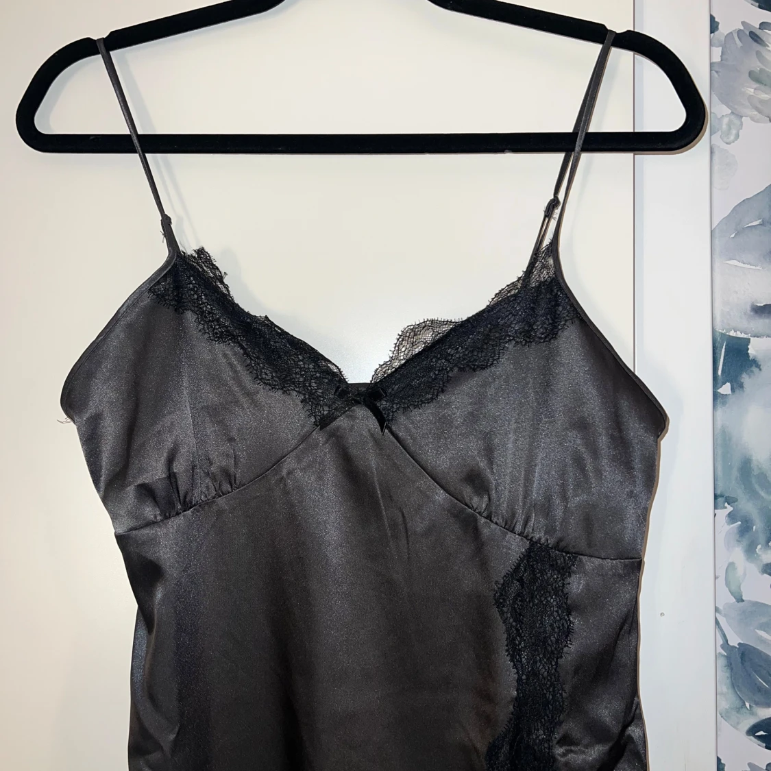 Svart långklänning med spetsdetaljer - 91