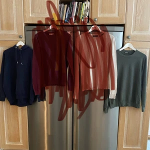 Tröjor 75kr/st - Säljer två tröjor för 75kr styck. 