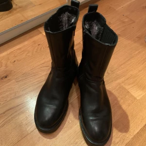 Svarta Vagabond kängor stl 38 - Black leather Vagabond boots in size 38. I only used them for one season, so they are in great condition. Original price is ca. 1200sek.