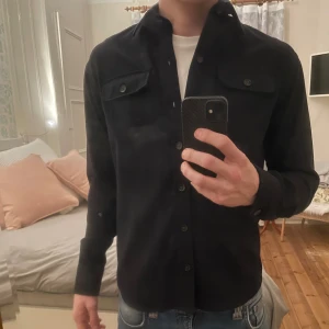 John Henric overshirt - Marinblå overshirt från John Henric. Värmer ganska bra eftersom den är i 100% ull. Skicket är 9/10, Inga tecken alls på användning. Jag är 182cm och väger 70kg och den sitter som på första bilden.  