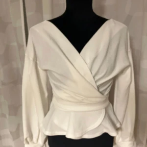 Super snygg topp/tröja - Helt ny, har aldrig kommit till användning, lite stretch, köpt på Boohoo, strl 38. Obs att provdocka ha strl XS/S och tröjan sitter utmärkt på!