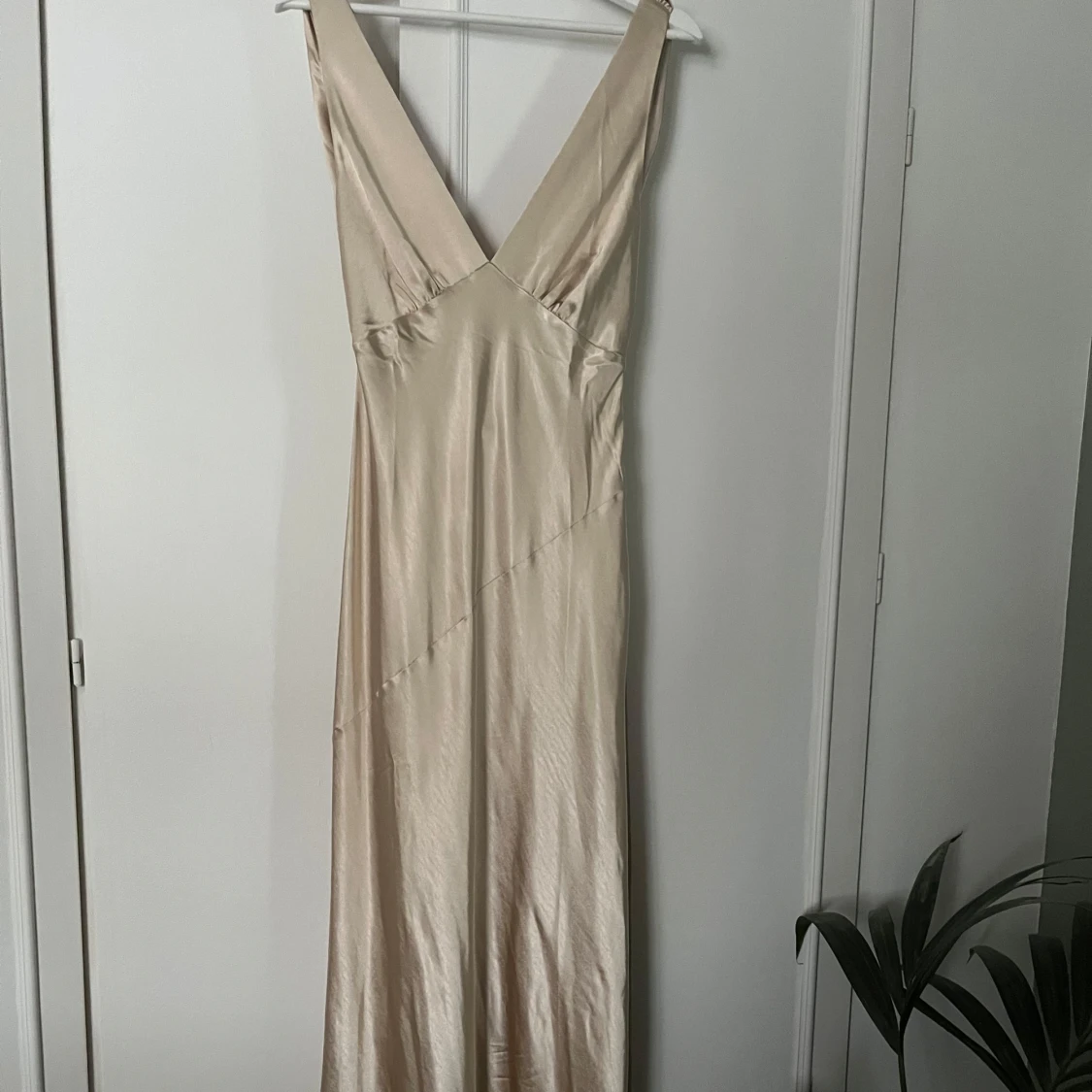 Champagnefärgad långklänning med öppen rygg