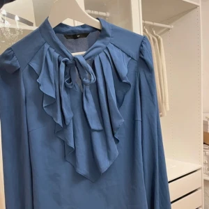 En blå blus  - En blus i storlek xs 