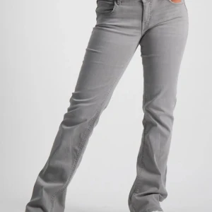 Grå bootcut jeans - Snygga grå bootcut jeans! Den gamma modellen från gina young och säljs därmed inte längre. Storlek 164. Super bekväma och snygga!❤️