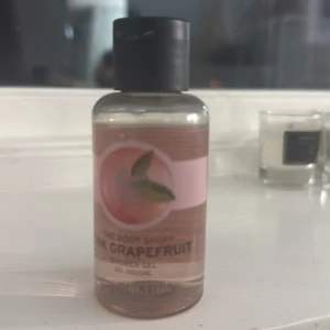 Pink Grapefruit duschgel från The Body Shop - Fräsch och uppfriskande duschgel med doft av rosa grapefrukt från The Body Shop. Kommer i en praktisk genomskinlig plastflaska med svart skruvlock. Perfekt för en energigivande start på dagen. Aldrig använd. 25kr