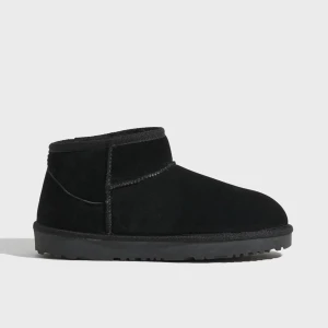 Svarta boots i mocka - Snygga svarta boots i mocka med en enkel och stilren design. Perfekta för kyligare dagar med en bekväm passform och slitstark sula. Aldrig använda då jag fick 2 par i julklapp 