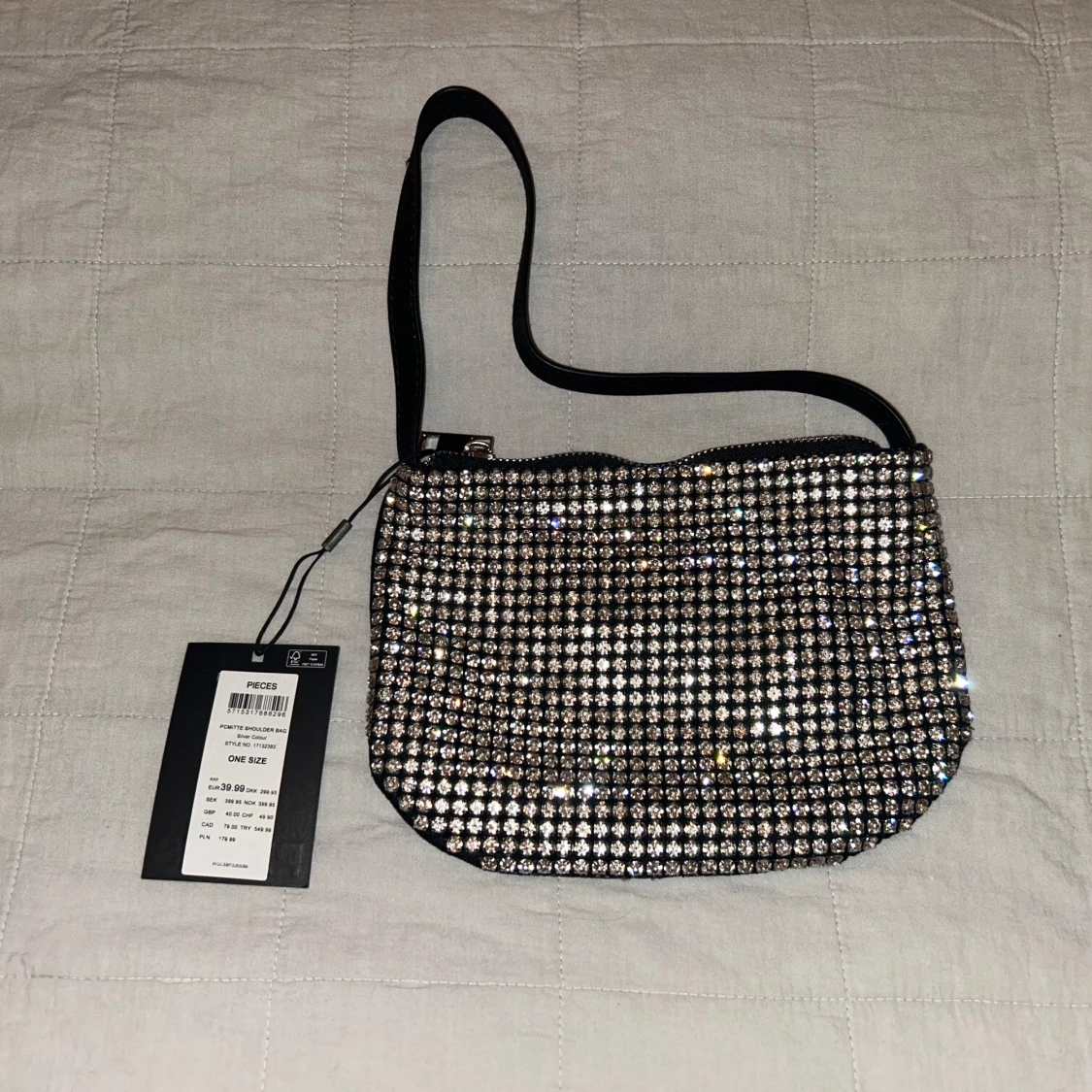 Silverfärgad axelväska från Pieces