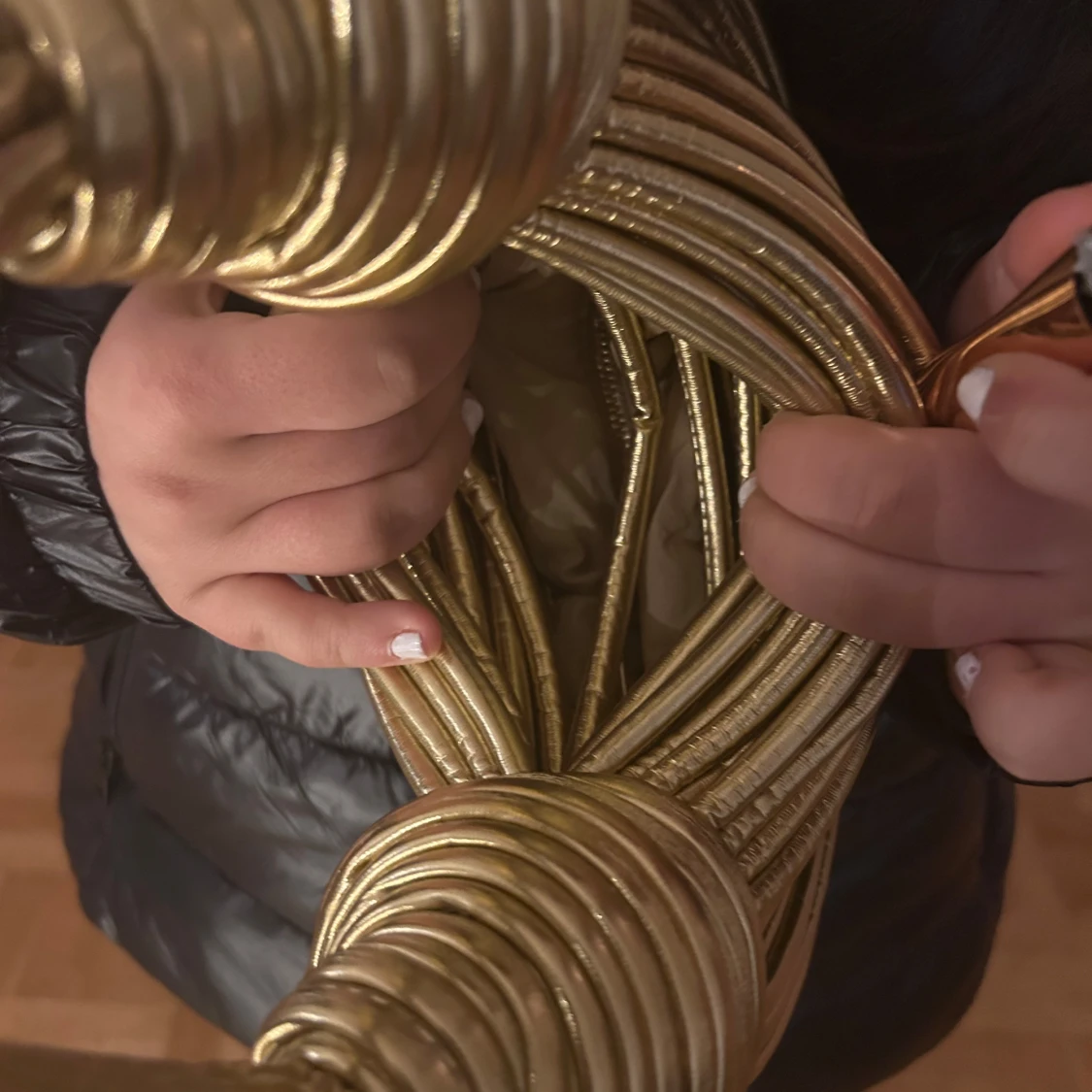 Guldig handväska i unik design - 90