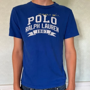 Ralph Lauren t-shirt - Galet snygg RL t-shirt med ett riktigt snyggt vintage-aktigt tryck (del av designen) | Riktigt bra skick (8.9/10) | Storlek S | Liten i storlek passar även lite större XS | Passar bra men lite för kort på modellen som är 178 cm / Mvh