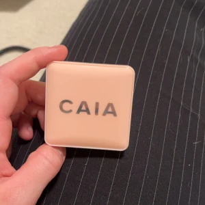 CAIA Glow Blush i nyansen Wild Strawberry - Säljer en CAIA Glow Blush i nyansen Wild Strawberry. Den kommer i en stilren, ljusrosa förpackning med spegel. Perfekt för att ge kinderna en fräsch och glödande look. Använd kanske 3 gånger men det är fel färg för mig tyvärr..