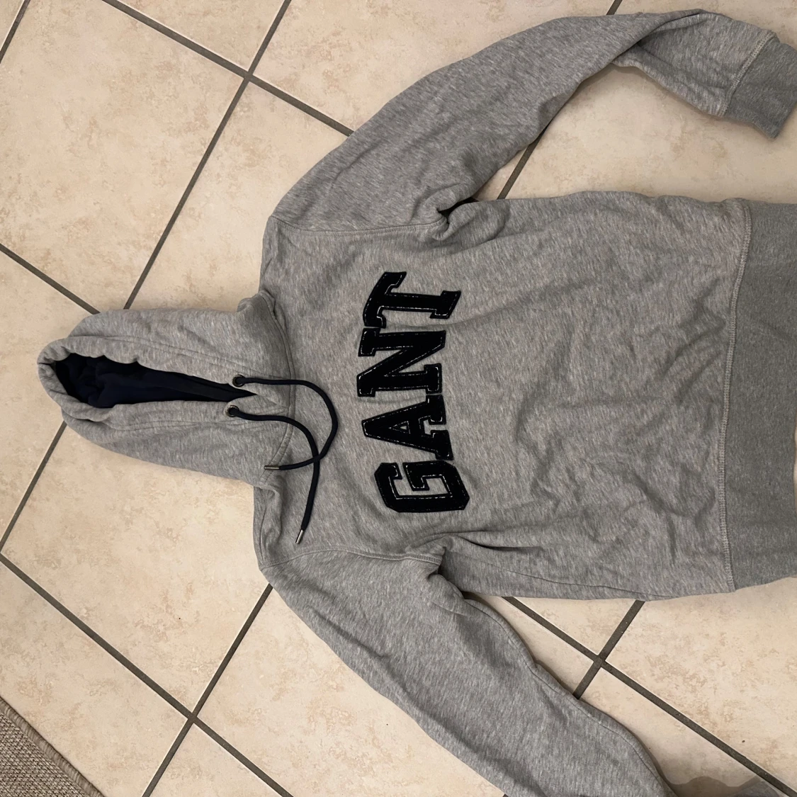 Grå hoodie från GANT