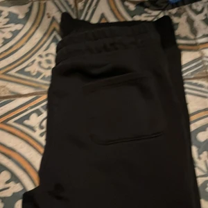 Svarta mjukisbyxor - Säljer ett par svarta mjukisbyxor med elastisk midja och fickor.