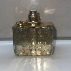 Gucci Premiere 50 ml EDP - Ungefär hälften kvar. Det finns märken och mycket repor lite kant Ny pris ca 5 000 kr, discontinued, tillverkas inte längre  Säljes i befintlig skick 