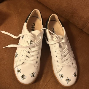 Helt nya vita sneakers från MOA  - Otroligt snygga vita sneakers med broderade bin från kultmärket MOA. Helt nya, aldrig använda. Butikspris var runt 2500kr. Stl.37. 
