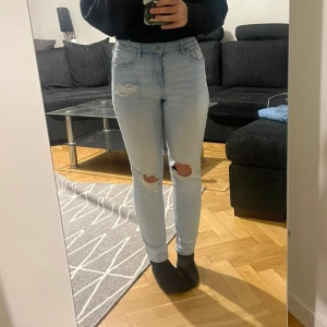 Ljusa jeans med slitningar / džinsy B - Ljusa jeans ( färgen ska vara lite urtvättat )  med hål vid knäna i storlek 152 ( 11-12 år ) köpta från H&M. Dom är lite stretchiga, jag är 17 och 155 cm lång dom passar mig perfekt. ( Köparen står för frakten ) 