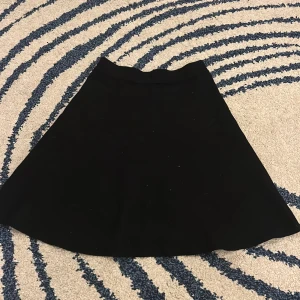 Svart kjol från Holly & Whyte - Snygg svart kjol från Holly & Whyte by Lindex i storlek XS. Stilren och fin. Helt onanvänd då den är för liten❤️