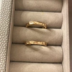 Guldiga örhängen - Guldiga örhängen med mönster