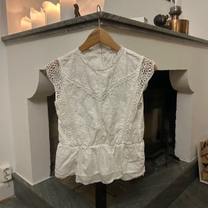 Vit blus från The New - Fin broderad topp från The New, perfekt till sommaren eller inomhus på vintern. Passar superbra till alla underdelar! Säljer då den tyvärr är lite liten men passar perfekt till s eller xs.❤️