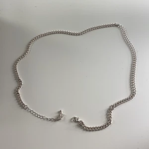 Silver kedja halsband - Säljer detta halsband jag köpt för några år sen men kom tyvärr aldrig till användning