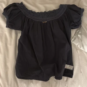 Mörk grå blus från odd molly  - Snygg grå blus från odd Molly med spetsdetaljer runt halsringningen. Om ni vill se hur den sitter på så skriv till mig. Använd 2 gånger.