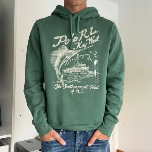 Ralph lauren hoodie - Tjena! Säljer nu denna riktigt sällsynta och eftertraktade ralph lauren hoodien. Kvitto finns! Den är i storlek M men passar även S. Den är slutsålt överallt och nypris på 3100. Skriv vid fler frågor eller funderingar! 