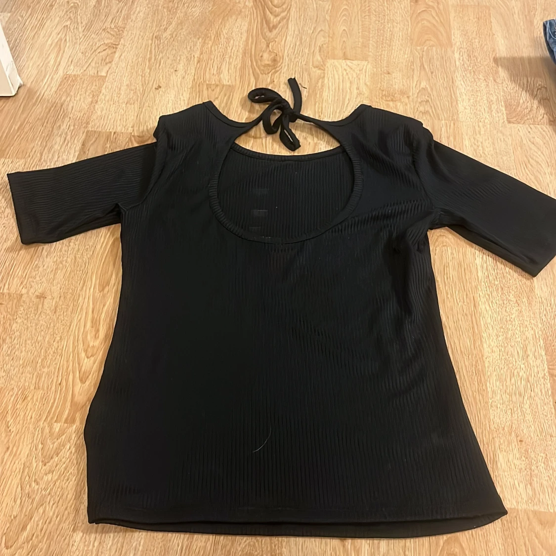 Svart ribbad topp med knytband - 90