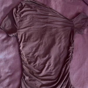 Gammelrosa tröja från Gina - Snygg gammelrosa tröja med rynkade detaljer på sidan. Stl XS