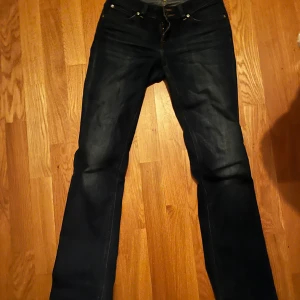 Lågmidjade lee jeans med utsvängda ben - Snygga lågmidjade och utsvängda jeans med klassisk design. 