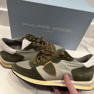 Philippe model skor - Tja nu säljer vi även dessa Philippe models i nyskick med box och dustbag. Priset ligger på 1399 och nypris över 3500kr. De är storlek 41 men passar mer som 42! Har du några funderingar eller vill ha fler bilder är det bara att fråga!😇