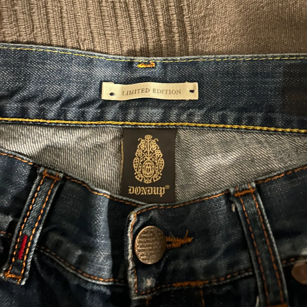 |Dondup jeans storlek 32|109cm långa, midja 43cm. Ett par riktigt feta limiterade Dondup jeans som är perfekt till dig som varken vill att dina jeans ska vara för tighta eller för baggy. Inga slitage och skicket är felfritt. Kom privat om du skulle ha några funderingar!. Farkut & Housut.