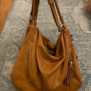 Skinnväska Boho bag - Några få defekter som syns på bilderna men jättenice ändå! Har för många väskor men denna passar till allt och är sjukt rymlig! Dragkedjan kan strula och inte gå igen helt men om man håller ihop sidorna går det bra, jag har inte upplevt något större problem med att ha den öppen ❣️