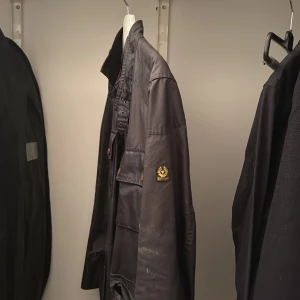 Belstaff jacka - Behöver vaxas, lite sliten på vissa ställen   Passar XS, S