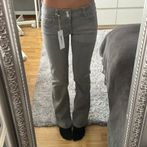Grå bootcut jeans - Snygga grå bootcut jeans med låg midja i ginas barn st 158 men passar mig som är 164. Och väldigt strechiga. Slutaålda har ett mini hår längst ner på insidan av benet som inte syns!