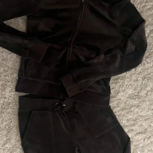 Juicy Couture set -  Juicy Couture set. Mörkgrå . Hoodie- xs och byxor i storlek XXS.  Perfekta för en avslappnad stil. kan skicka mer bilder