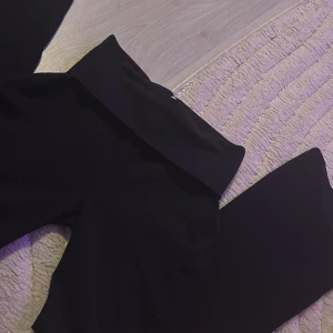 Svarta vik byxor  - Snygga svarta vik byxor Perfekta för en stilren look och bekväma att bära hela dagen. Passar till många olika outfits.