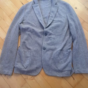Beige cardigan från Gran Sasso - Snygg beige cardigan från Gran Sasso, tillverkad i Italien. Den har en klassisk design med två knappar. Perfekt för en stilren look. Orginal pris : 4000kr, mitt pris 1500kr. Kan gå ner vid snabb affär. Skriv vid frågor!