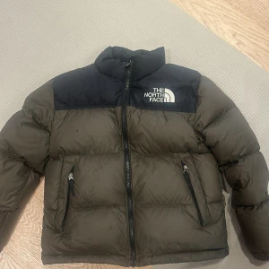 The north face jacka - Helt ok skick. Några fläckar men går säkert att få bort i tvätten. Storlek ca 152