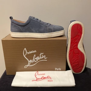 Ljusblåa Louboutin skor - Säljer nu dessa riktigt feta ljusblåa loubs som är i ett fint skick.Inga defekter förutom att det är lite smuts på sueden (se bild 4). Skick 7/10! Box och dustbag tillkommer vid köp. Bara att höra av sig vid minsta lilla fundering! 