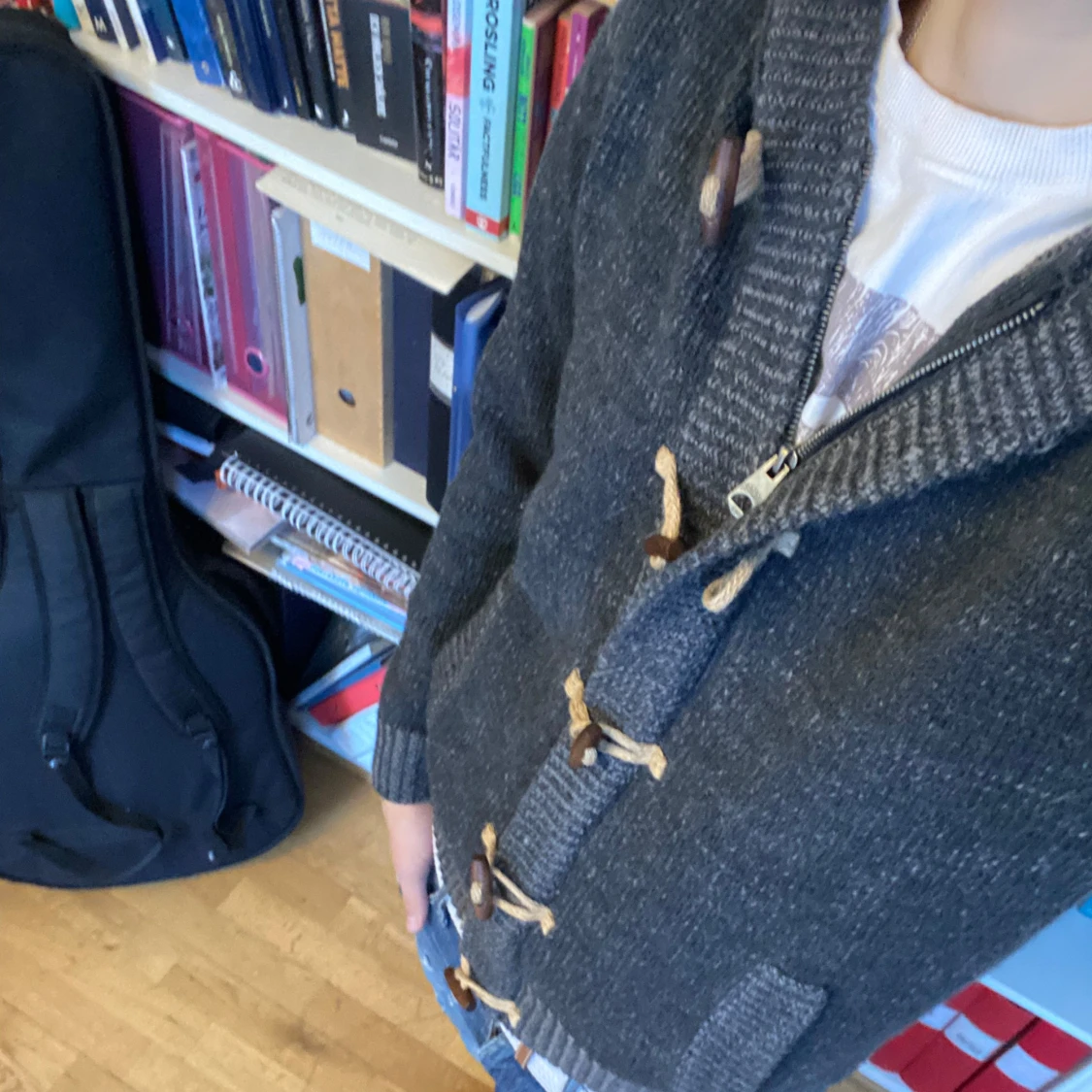 Grå stickad hoodie med träknappar