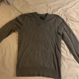 cashmere tröja  - Säljer en grå tröja från Scalpers i cashmir. Tröjan är i bra skick och är nästan helt ny. Hör av er vid frågor.